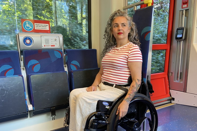 Max in rolstoel bij de invalidenplek in het openbaar vervoer