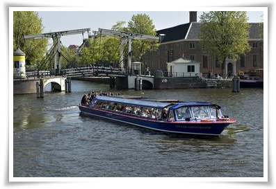 amsterdam-op-zn-best-vanuit-de-rondvaartboot-b333c516-af73-4eca-88ba-d945081b49f0
