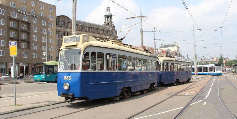 door-amsterdam-met-een-oude-tram-d2ea8e7f-8882-4e9f-991d-3a3b7cd5ef0d