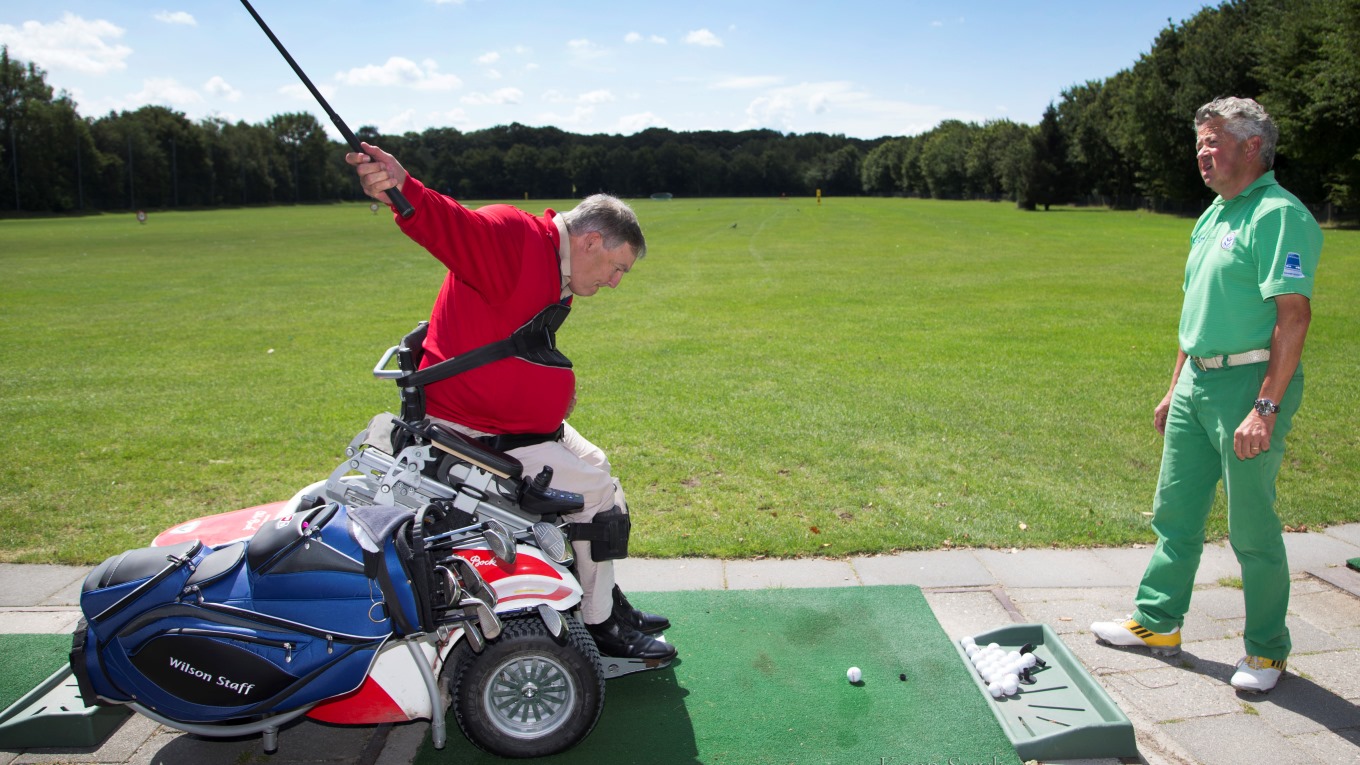 Helmuth van Heel met Paragolfer aan het golfen