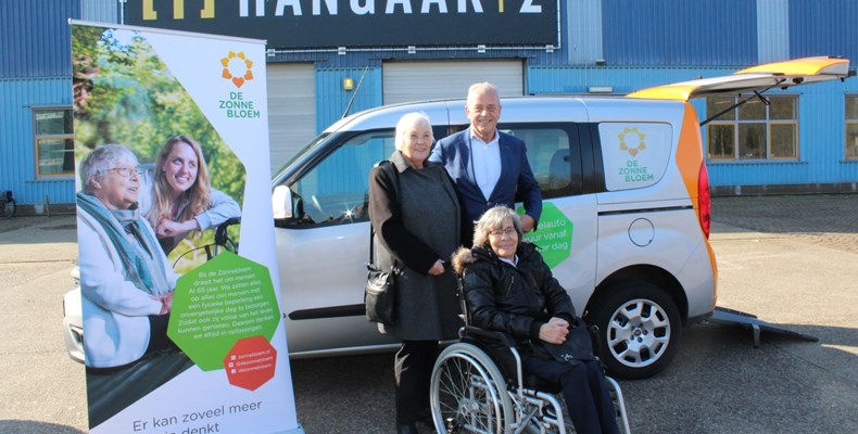 Onthulling Zonnebloemauto Katwijk bij Soldaat van Oranje