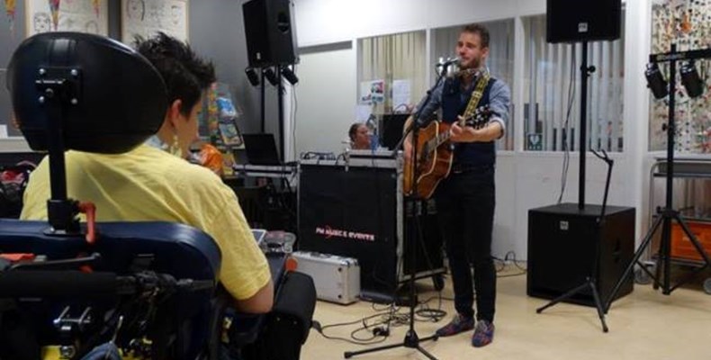 Barbecue en huiskamerconcert Tim Akkerman in Amsterdam