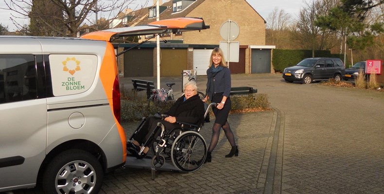 Zonnebloemauto met mevrouw Bonis en haar dochter op familiebezoek