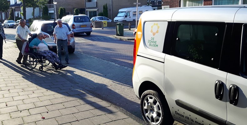 Familie de Wilde op stap met de Zonnebloemauto