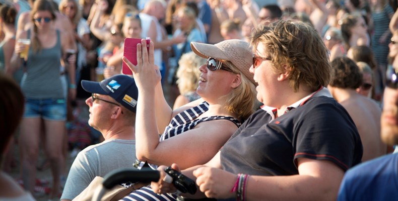 Leonie ging met de Zonnebloem naar festival ZAND: losgaan op Marco Borsato!