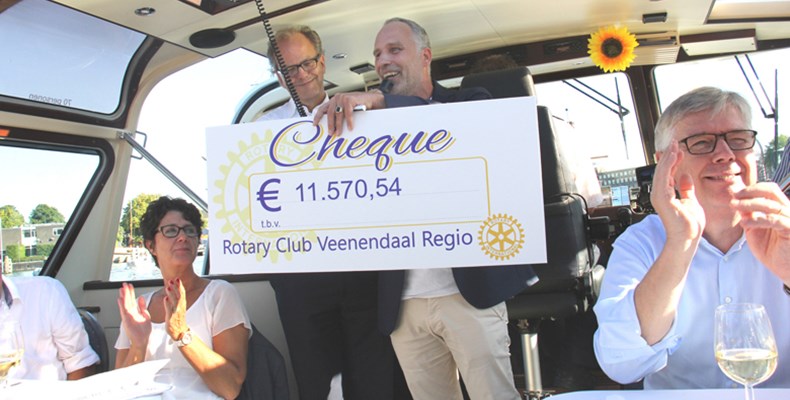 Rotary geeft cheque