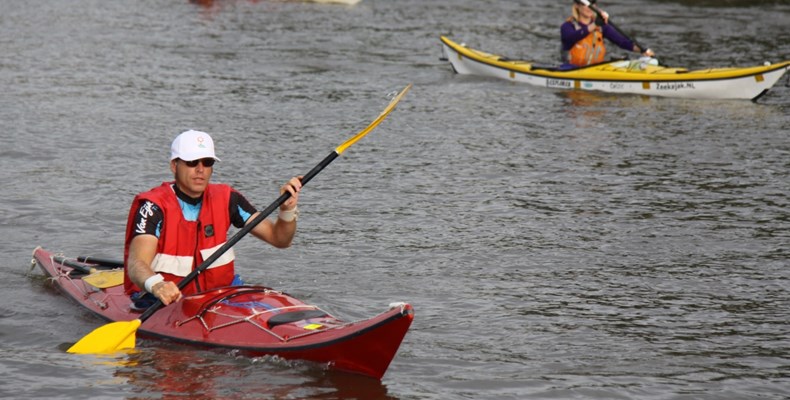 Andre Harts voer de elfstedentocht per kano - voor de Zonnebloem