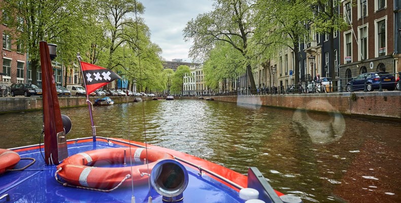 Rondvaartboot door Amsterdamse grachten