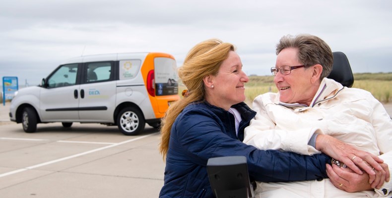 Ria Verhappen naar het strand met de Zonnebloemauto