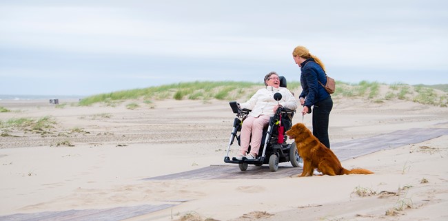 Ria Verhappen naar het strand met de Zonnebloemauto