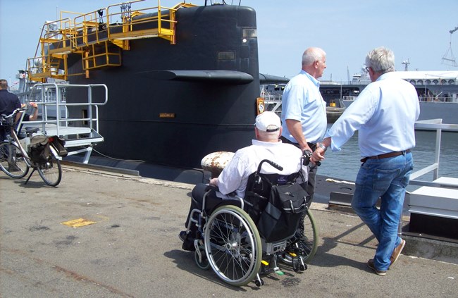 Veteraan Nico met de Zonnebloemauto naar het jubileum van de onderzeedienst van de marine