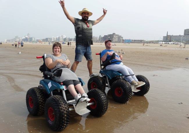 Stranddag Scheveningen met strandrolstoel van Denise Brune en de jongeren uit Amsterdam 