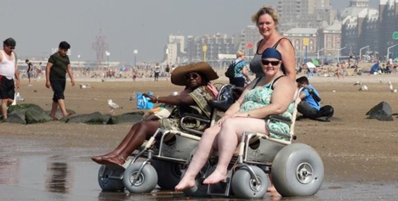 Stranddag Scheveningen met strandrolstoel van Denise Brune en de jongeren uit Amsterdam 