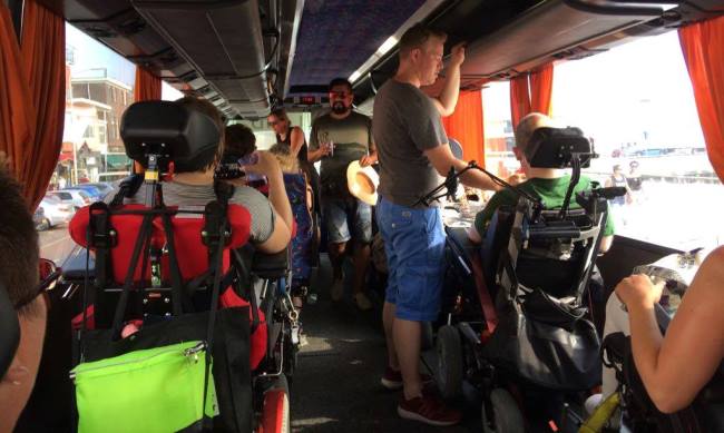 Stranddag Scheveningen met strandrolstoel van Denise Brune en de jongeren uit Amsterdam 