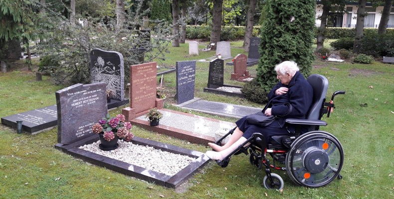 Zonnebloemauto met 105-jarige naar de begraafplaats en het graf van haar man 