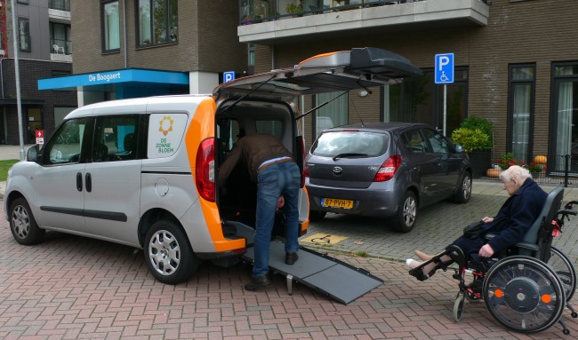 105-jarige met Zonnebloemauto naar het graf op de begraafplaats