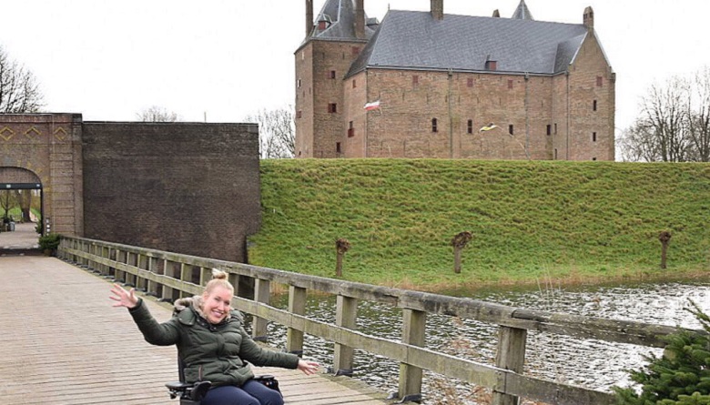 Manon van den Heuvel bezocht als mystery guest Slot Loevestein en vlogt voor project Onbeperkt Eropuit