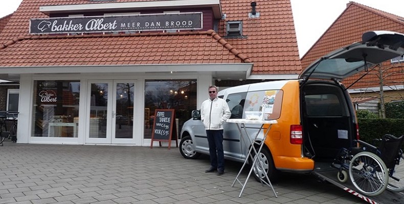 Willem Bos bij de Zonnebloemauto waar hij verrassingstours mee organiseert