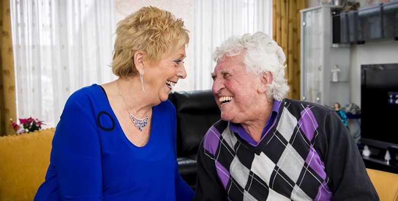 Jan en Nel Durian beleefden mooie momenten op het Zonnebloemschip. Het voelde even net als vroeger. Ze staan samen op de foto en glimlachen naar elkaar