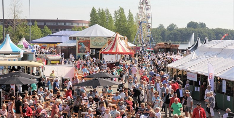 Overzichtsfoto van het Forever Young Festival in Almere