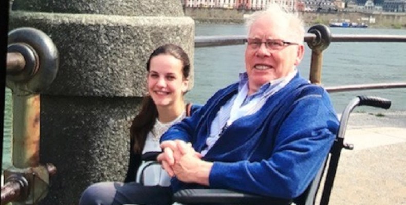 Frans Hasselmann poseert tijdens zijn vaarvakantie