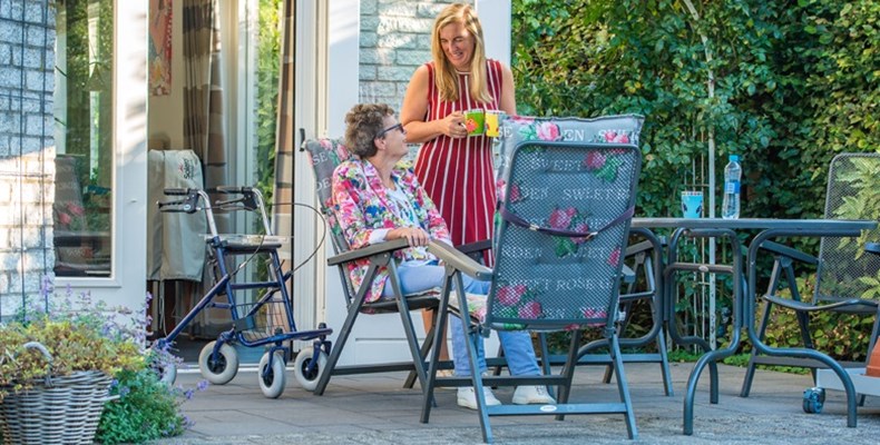 Vrijwilligers doen bezoekwerk bij deelnemers thuis