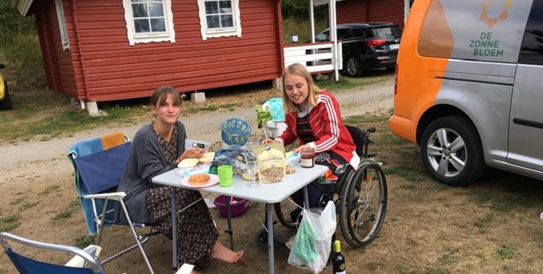 Kris en Sofie gaan met de Zonnebloemauto kamperen in Scandinavië
