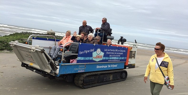 Regio Westland kreeg veertig ritten met de strandrups gesponsord van een kassenbouwbedrijf in Poeldijk, Lotte van Rijn geniet mee samen met haar oma, ze zwaaien vrolijk naar de camera