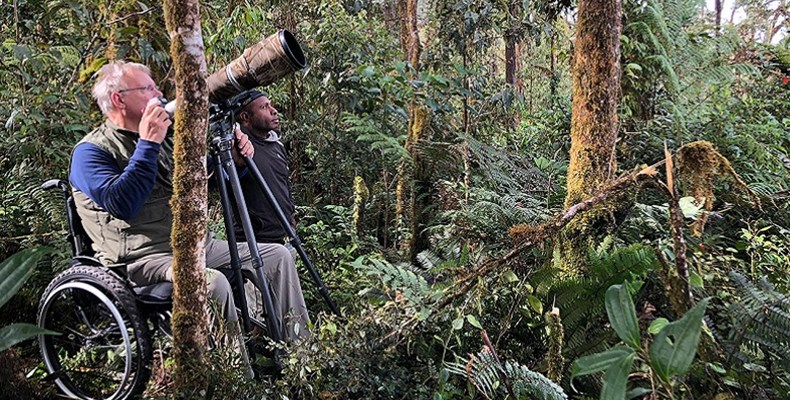 Fotograaf Jan van der Greef gaat met zijn fotocamera naar alle plekken ter wereld om dieren te fotograferen. op deze foto is hij in het oerwoud van Papoea-Nieuw-Guinea