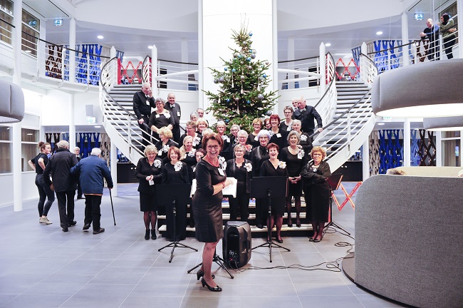 Op het kerstdiner dat Amgen organiseerde voor 150 Zonnebloemdeelnemers uit de buurt van Breda was het Mades Meezingkoor aanwezig