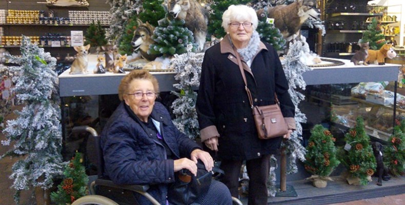 Met vrijwilliger Greet komen Engelien en Door de deur weer uit, ieder jaar brengen ze een bezoekje aan de kerstshow in het tuincentrum