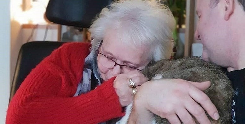 Marscha en haar man Michel gaan regelmatig op bezoek bij Zonnebloemdeelnemer Greetje, ze nemen hun kat Xena mee, want daar is ze weg van. Hier knuffelt Greet Xena