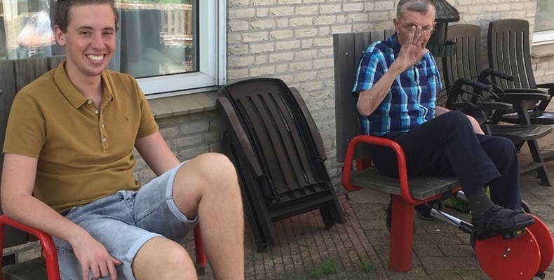 Jay Barendse studeerde af aan de opleiding Mens en Techniek. Op de foto zit hij op de fiets bij het verzorgingstehuis met zijn opa