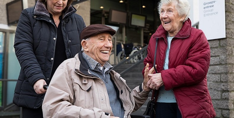 John en Rie werden verliefd tijdens een activiteit van de Zonnebloem, hier zijn ze met een vrijwilliger naar een museum