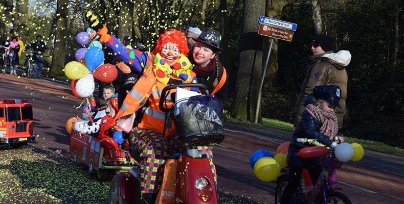 Carnaval, handicap, beperking, rolstoel, brabant, vieren, feest, feesten, toegankelijk, toegankelijkheid, optocht, stad, carnavallen, carnavalsvierder, carnavalsfeest, verkleden, verkleedpartij, Eindhoven, Shirley, Zonnebloem, deelnemer, lol, pret, maart, clown
