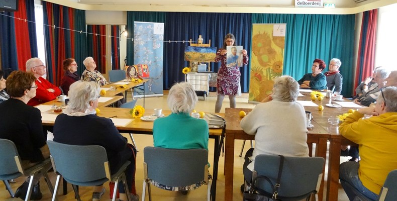 Zonnebloemafdeling Son en Breugel kreeg een workshop over het leven van Van Gogh gegeven door een docent van het Van Gogh Museum