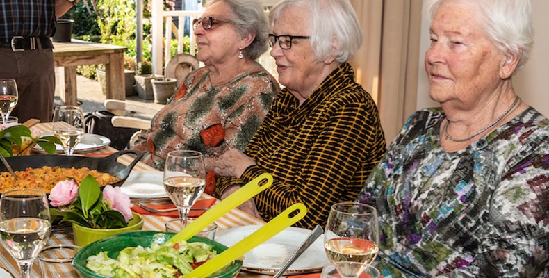 Dineren bij Truus en Ko: Zonnebloemdeelnemers van de afdeling Warnsveld eten met elkaar aan tafel bij twee vrijwilligers