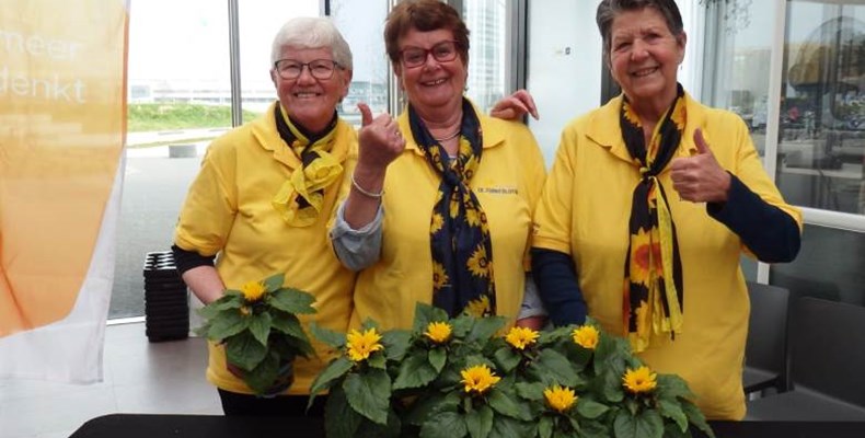 Zonnebloemafdeling De Lier sucesvol met verkoop zonnebloemplanten tijdens Kom in de Kas!