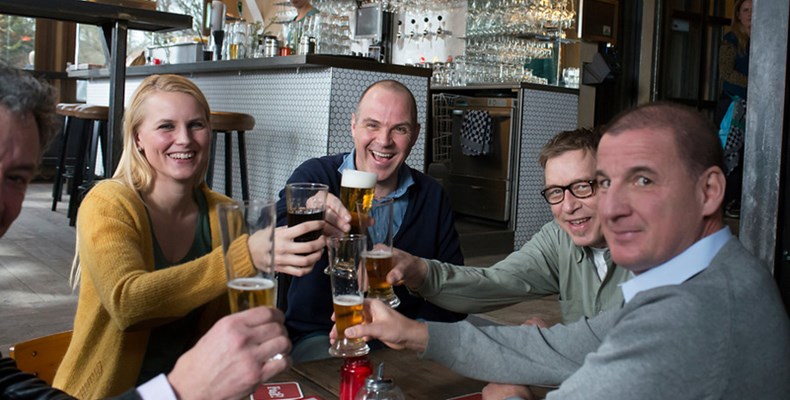 Thijs in het café