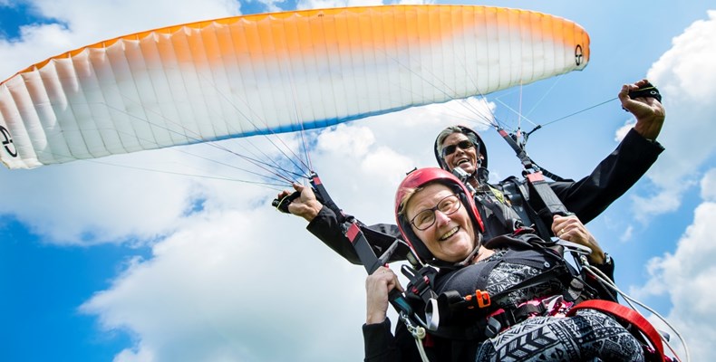 Elly gaat paragliden met de Zonnebloem voor de donateursmailing Zonnebloem Nieuws in januari 