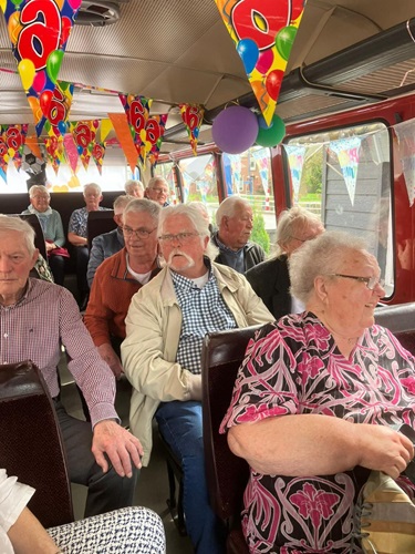 Feeststemming in de bus