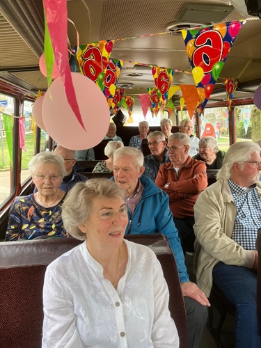 Feeststemming in de bus