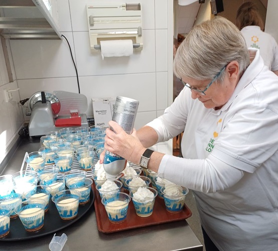Ria, bezig met de toetjes