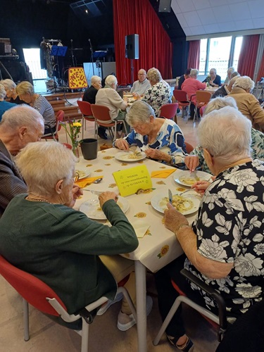 Gasten aan de lunch
