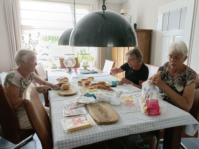 De voorbereiding, broodjes smeren