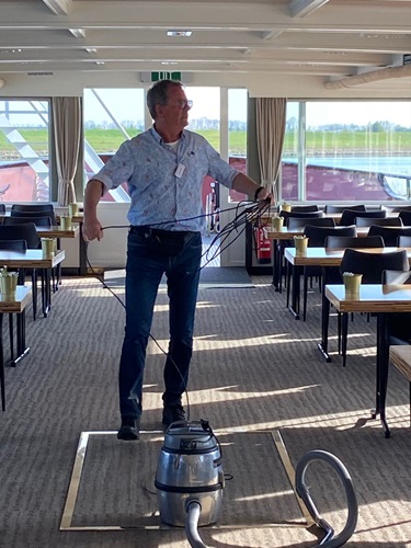 Bingomaster George van den Berg helpt ook wel mee met poetsen