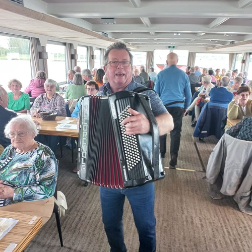 Dick van Soest als scheepsorkest.