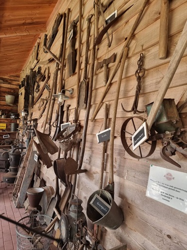 herkenbare werktuigen in het museum