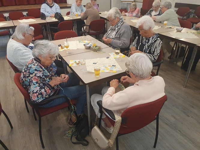 Met volle aandacht voor het vlechten van de paasmandjes