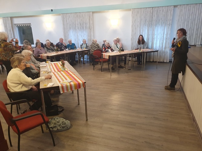 De voorzitter Sylvia Babusch heet iedereen van harte welkom